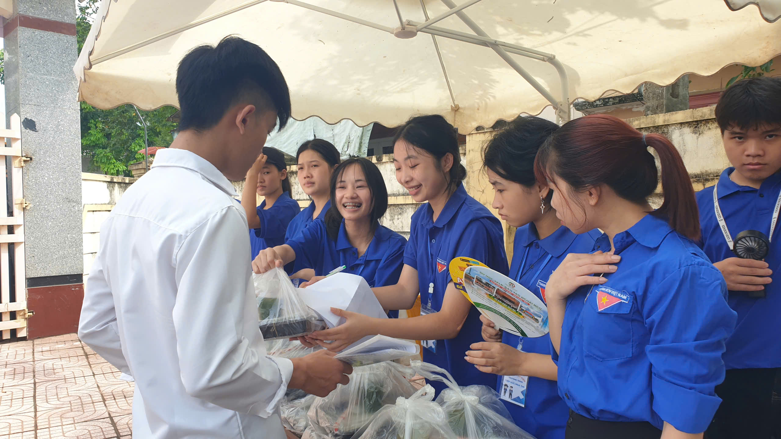 Ấm lòng những suất cơm tiếp sức sĩ tử vượt vũ môn- Ảnh 9. Ấm lòng những suất cơm tiếp sức sĩ tử vượt vũ môn- Ảnh 9.
