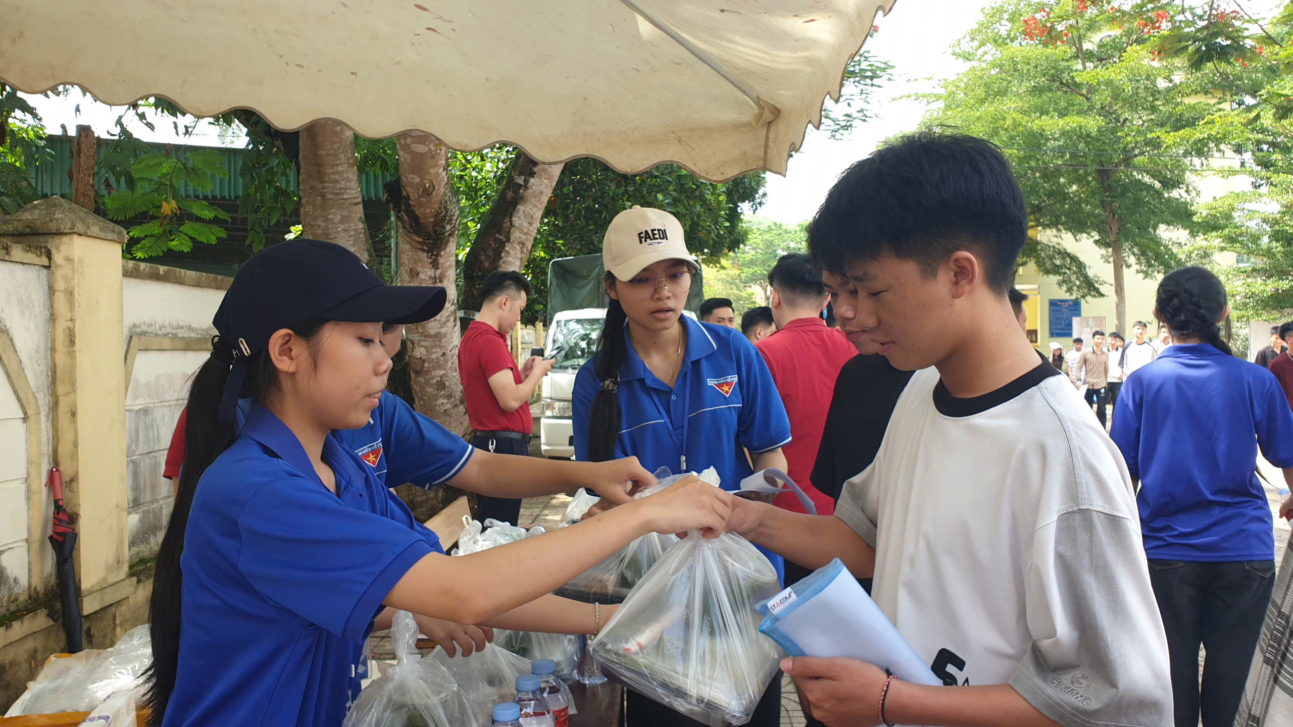 Ấm lòng những suất cơm tiếp sức sĩ tử vượt vũ môn- Ảnh 1. Ấm lòng những suất cơm tiếp sức sĩ tử vượt vũ môn- Ảnh 1.