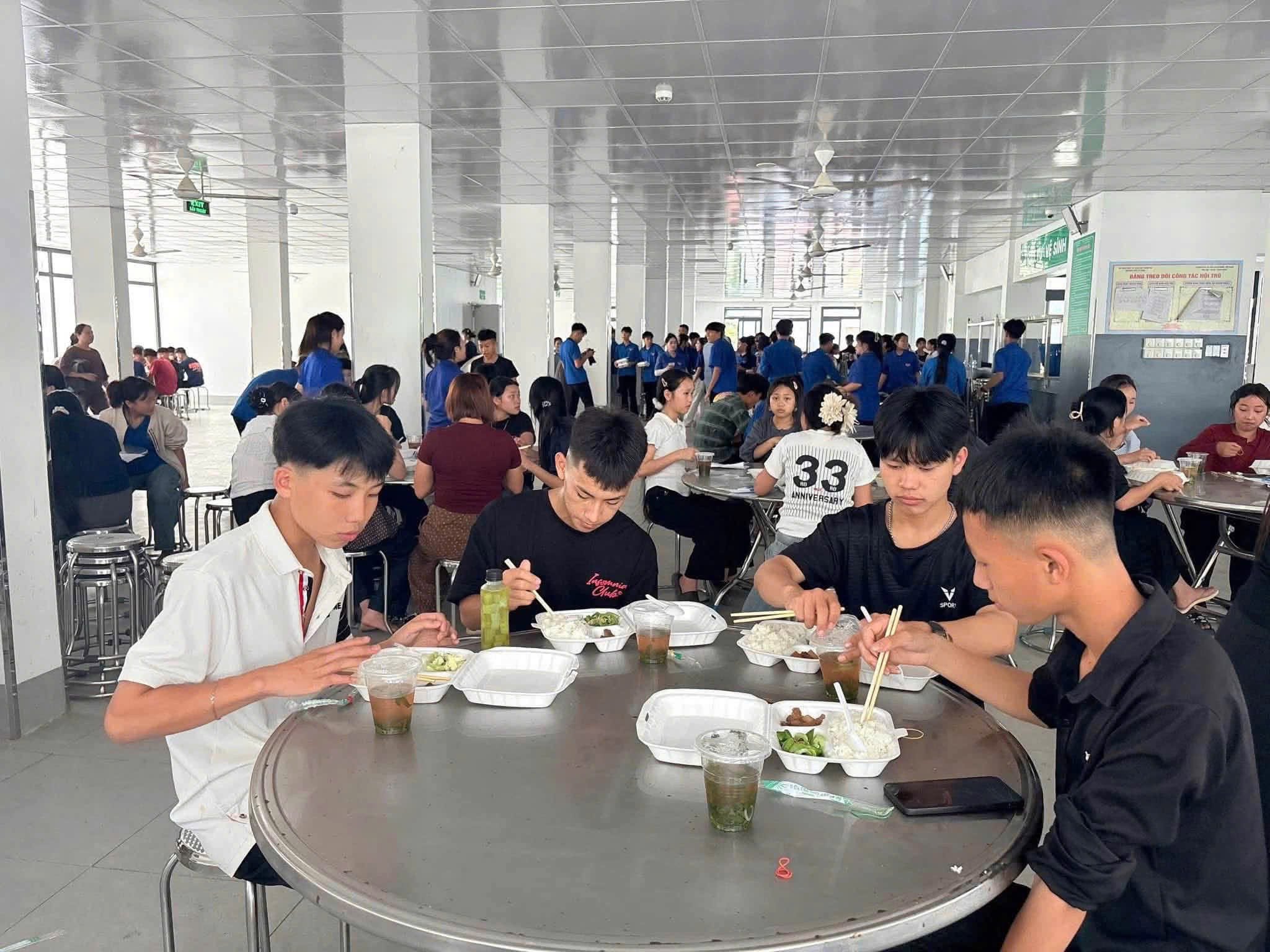 Ấm lòng những suất cơm tiếp sức sĩ tử vượt vũ môn- Ảnh 5. Ấm lòng những suất cơm tiếp sức sĩ tử vượt vũ môn- Ảnh 5.