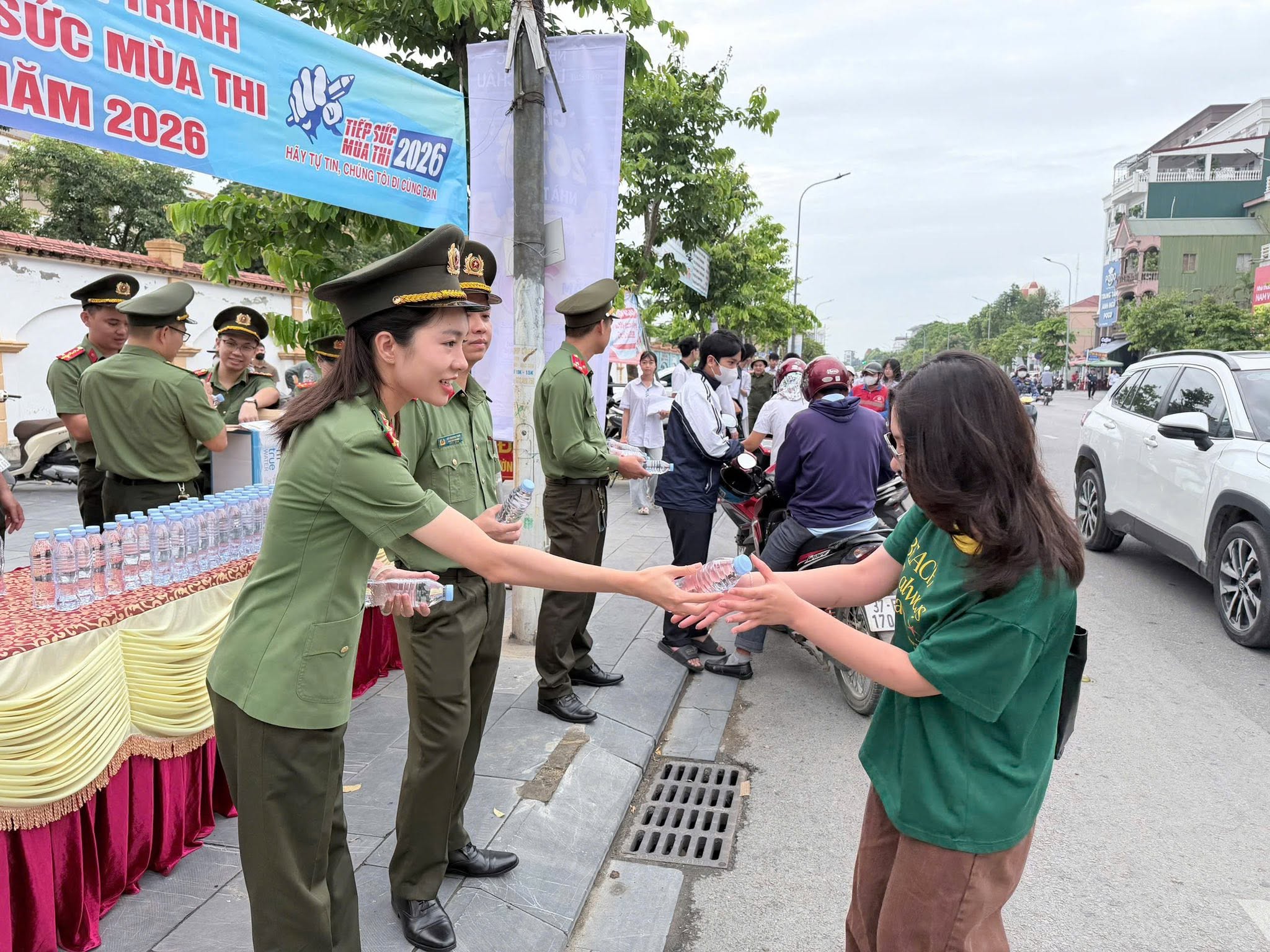 Ấm lòng những suất cơm tiếp sức sĩ tử vượt vũ môn- Ảnh 10. Ấm lòng những suất cơm tiếp sức sĩ tử vượt vũ môn- Ảnh 10.