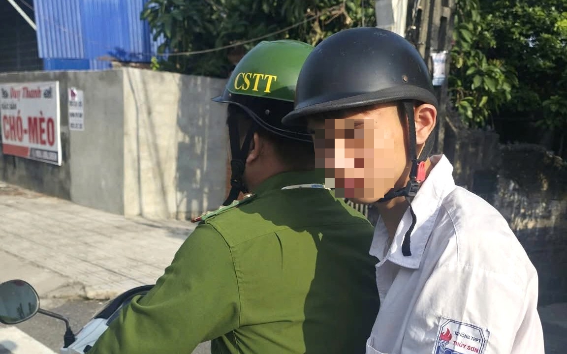 Người cha 18 năm làm đôi chân cho con, người bà 80 tuổi và những người thân thấp thỏm chờ sĩ tử thi tốt nghiệp THPT- Ảnh 5. Người cha 18 năm làm đôi chân cho con, người bà 80 tuổi và những người thân thấp thỏm chờ sĩ tử thi tốt nghiệp THPT- Ảnh 5.