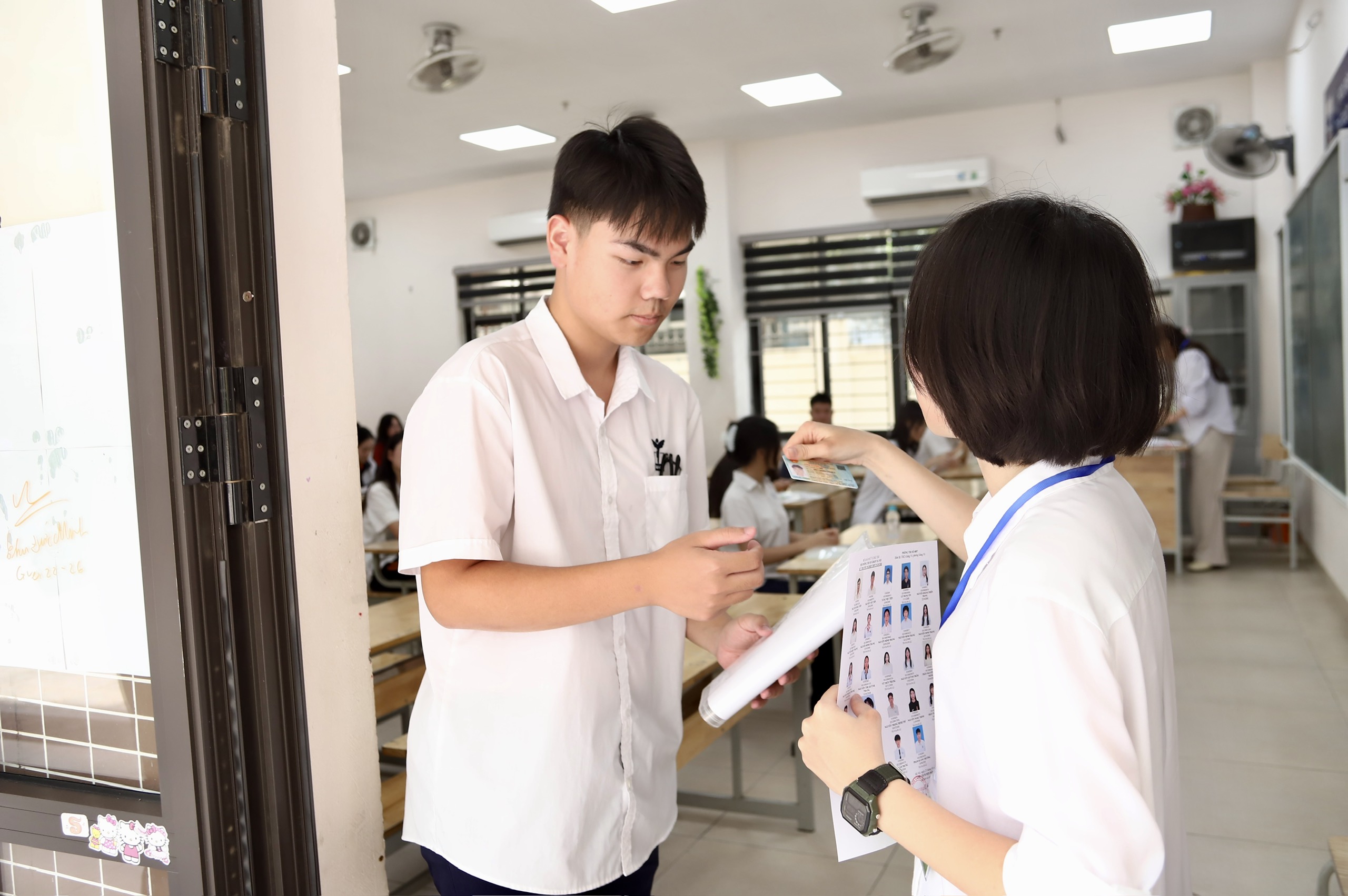 Gửi trọn niềm tin qua những cái ôm nơi cổng trường thi tốt nghiệp THPT 2026- Ảnh 14. Gửi trọn niềm tin qua những cái ôm nơi cổng trường thi tốt nghiệp THPT 2026- Ảnh 14.