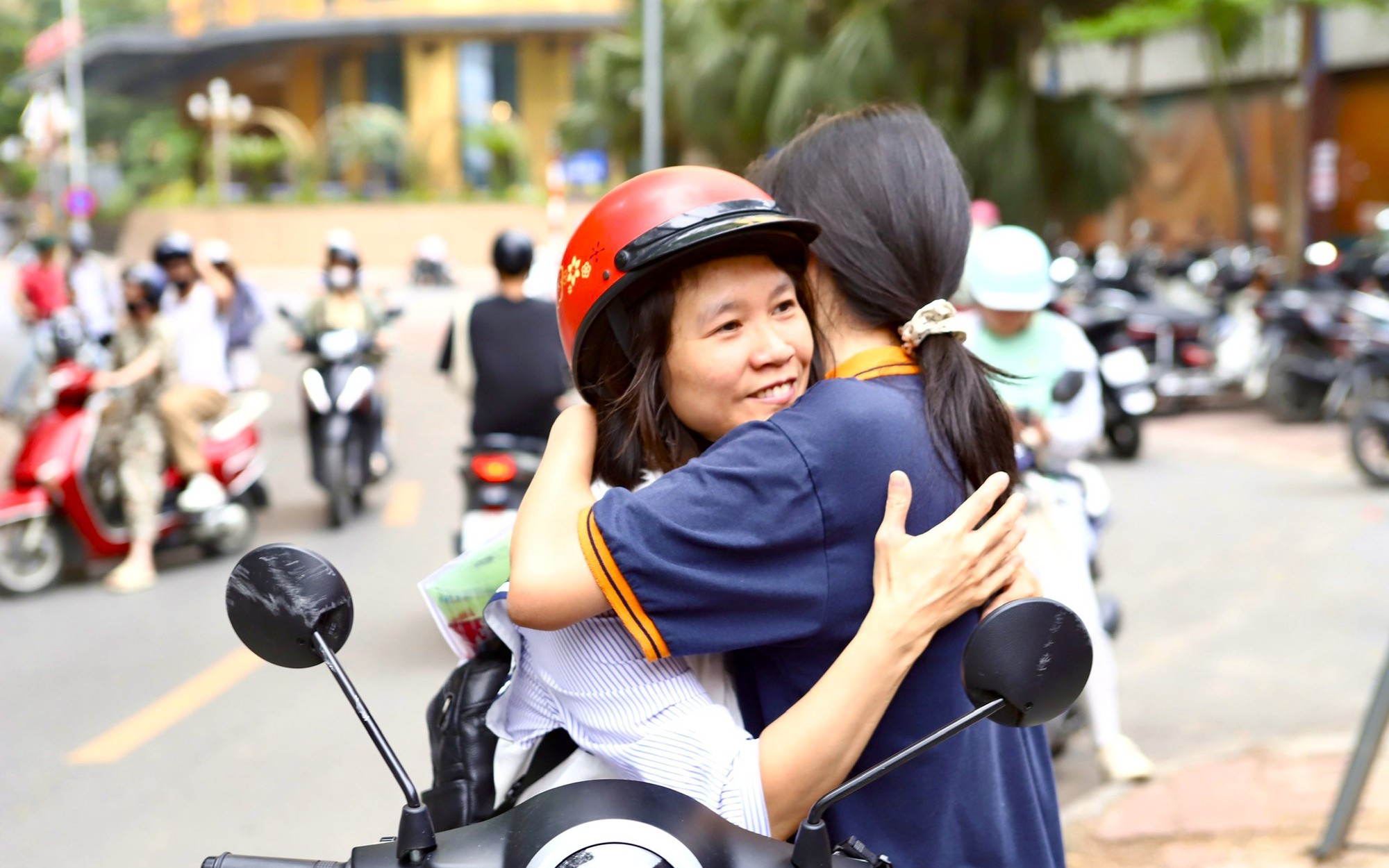 Những khoảnh khắc đẹp trong ngày đầu thi tốt nghiệp THPT tại Quảng Ninh- Ảnh 7.