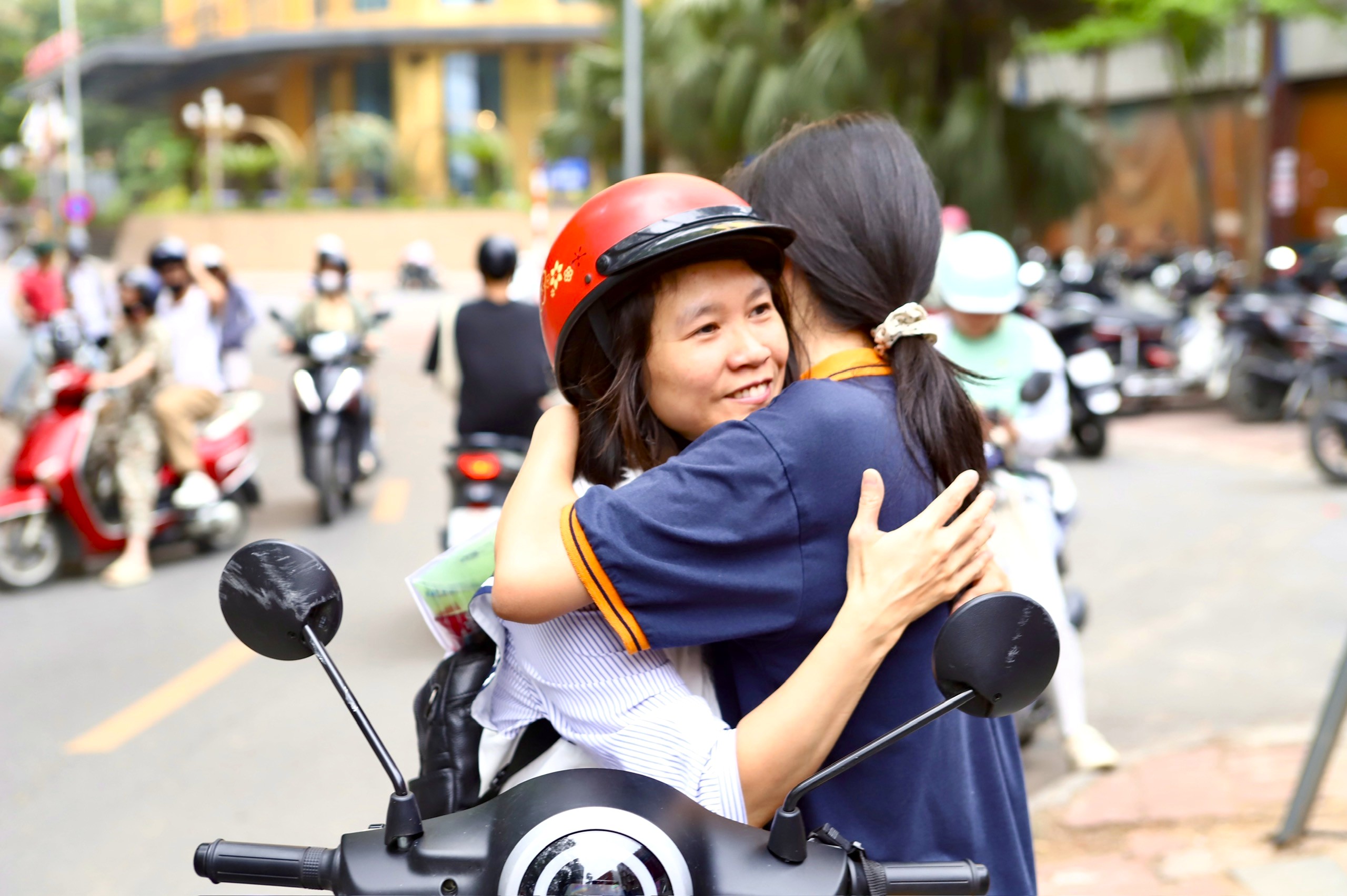 Gửi trọn niềm tin qua những cái ôm nơi cổng trường thi tốt nghiệp THPT 2026- Ảnh 1. Gửi trọn niềm tin qua những cái ôm nơi cổng trường thi tốt nghiệp THPT 2026- Ảnh 1.
