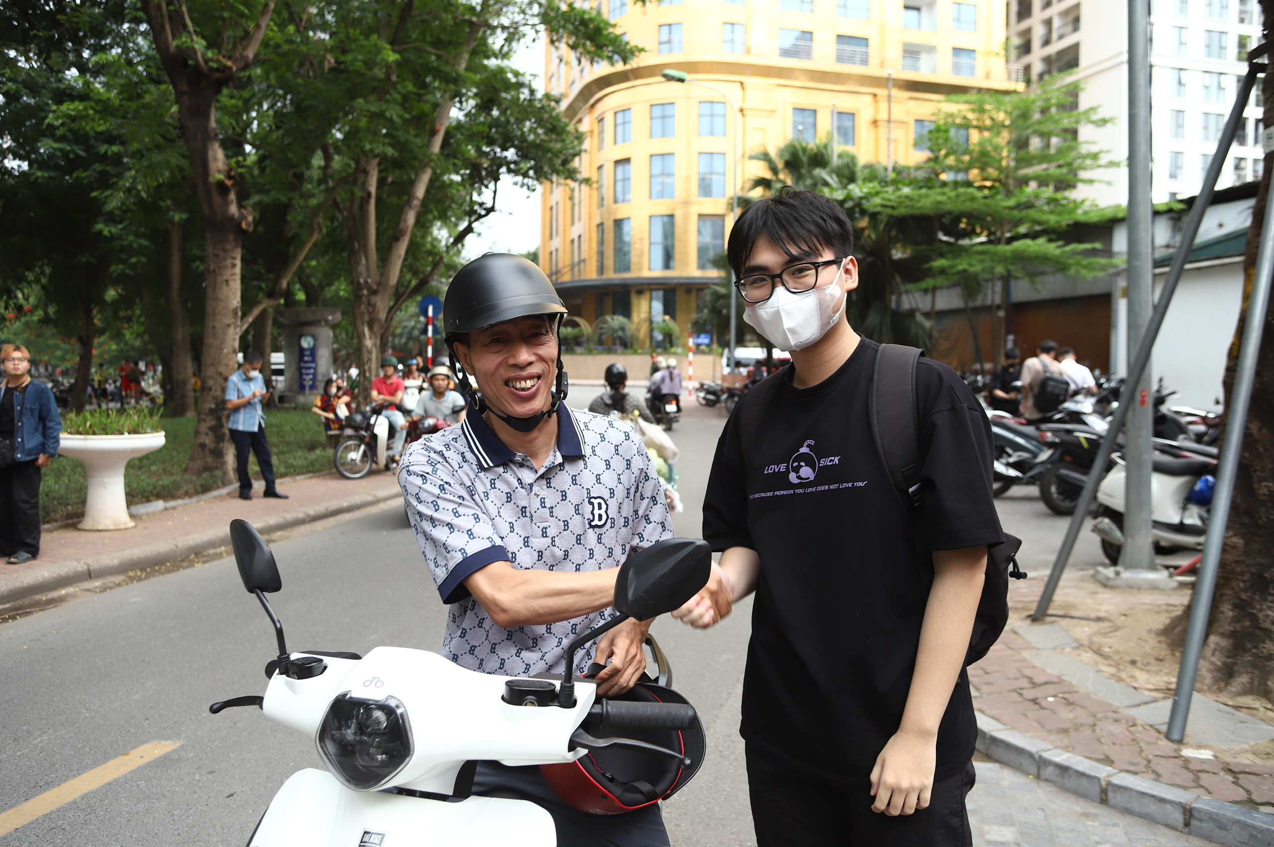 Gửi trọn niềm tin qua những cái ôm nơi cổng trường thi tốt nghiệp THPT 2026- Ảnh 12. Gửi trọn niềm tin qua những cái ôm nơi cổng trường thi tốt nghiệp THPT 2026- Ảnh 12.
