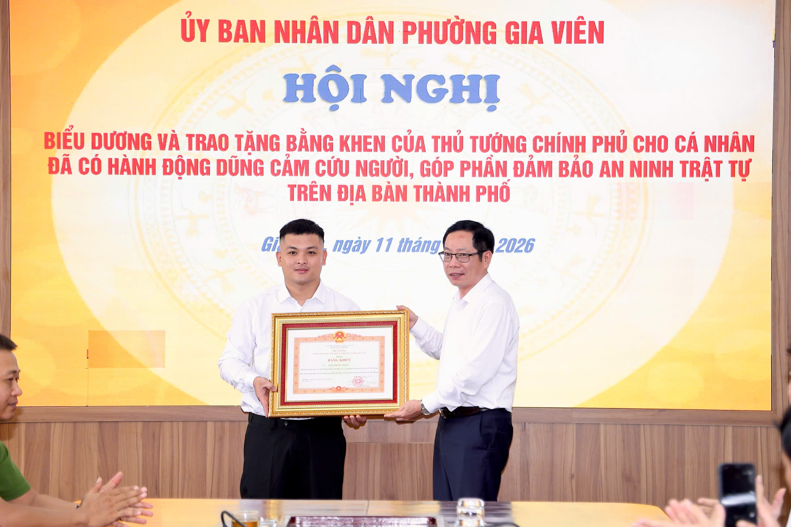 Dũng cảm cứu người trong đêm, nam thanh niên Hải Phòng được Thủ tướng tặng bằng khen - Ảnh 1. Dũng cảm cứu người trong đêm, nam thanh niên Hải Phòng được Thủ tướng tặng bằng khen - Ảnh 1.