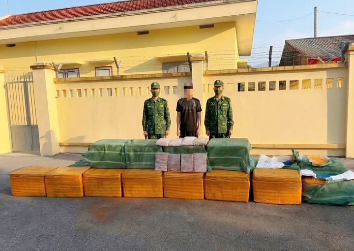Gần nửa tấn tràng lợn đông lạnh không rõ nguồn gốc chuẩn bị 'vượt biên' vào đất liền - Ảnh 1. Gần nửa tấn tràng lợn đông lạnh không rõ nguồn gốc chuẩn bị 'vượt biên' vào đất liền - Ảnh 1.