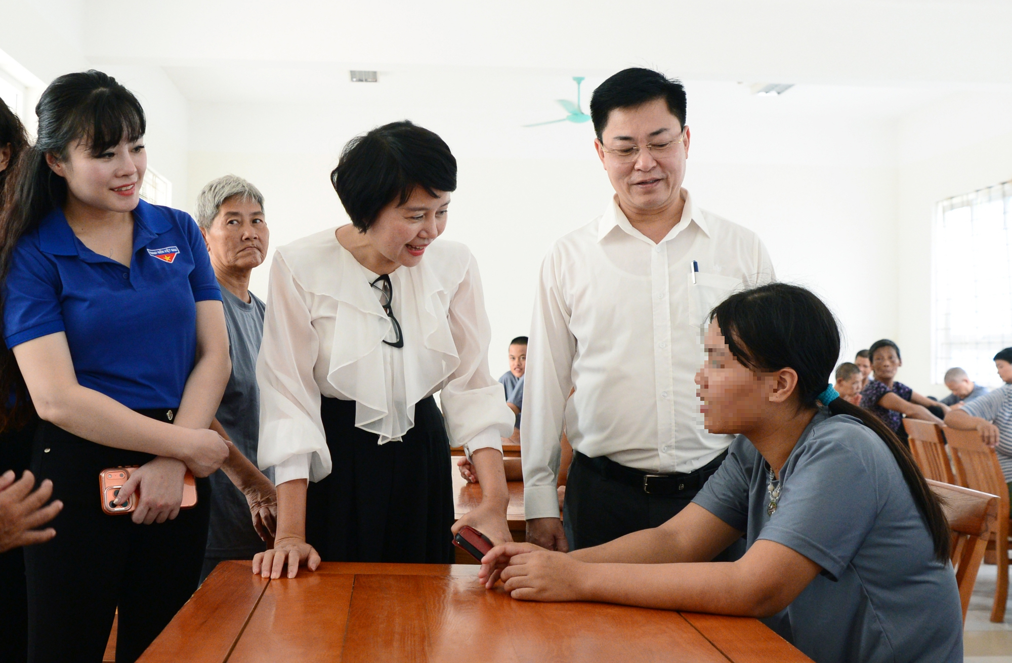 Mang yêu thương đến ‘mái nhà chung’ của gần 300 người bệnh tâm thần - Ảnh 1.