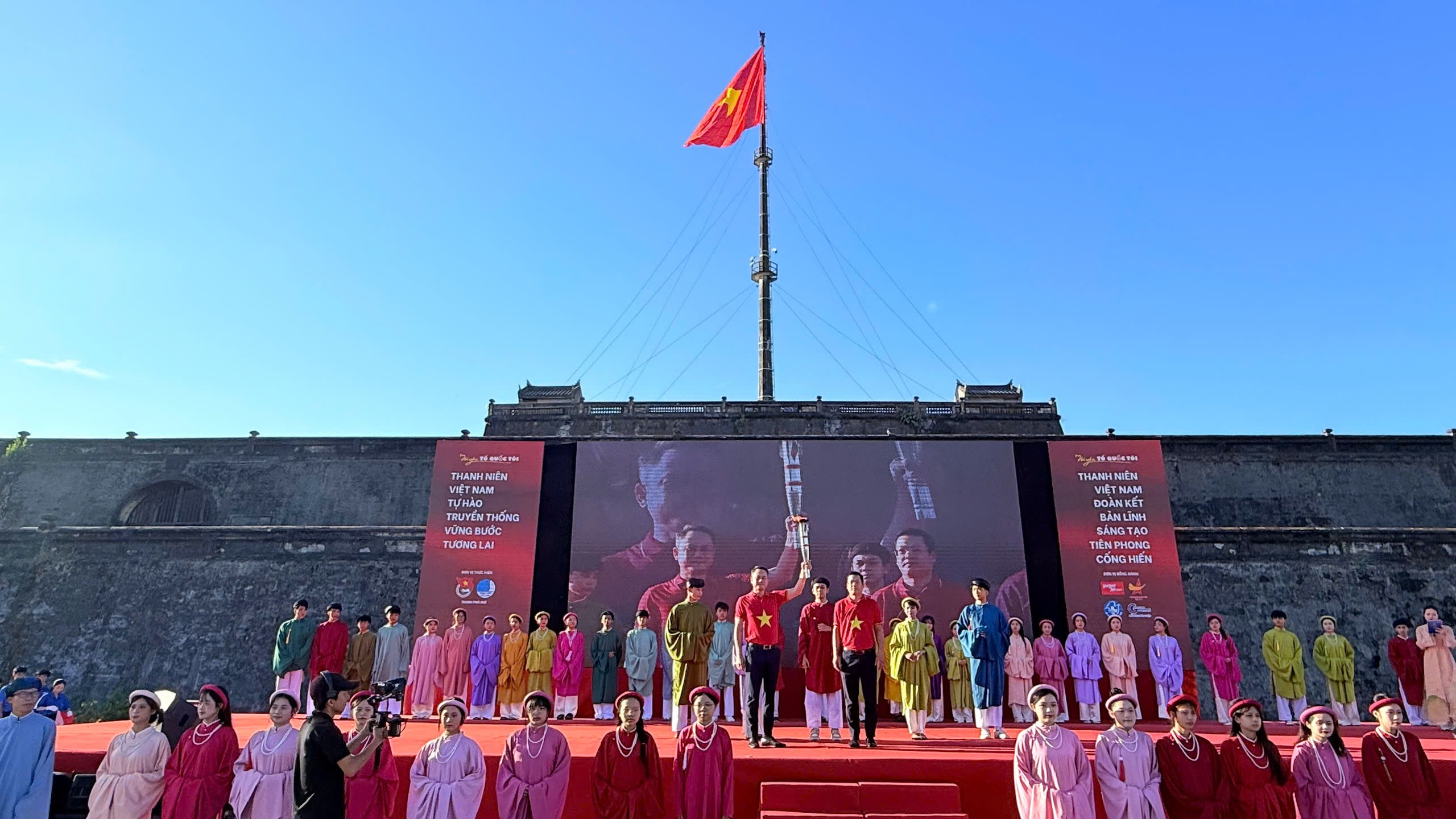 Hơn 2.000 thanh niên đồng diễn ấn tượng, khởi động chặng 2 - Hành trình 'Tôi yêu Tổ quốc tôi' tại Huế- Ảnh 1. Hơn 2.000 thanh niên đồng diễn ấn tượng, khởi động chặng 2 - Hành trình 'Tôi yêu Tổ quốc tôi' tại Huế- Ảnh 1.