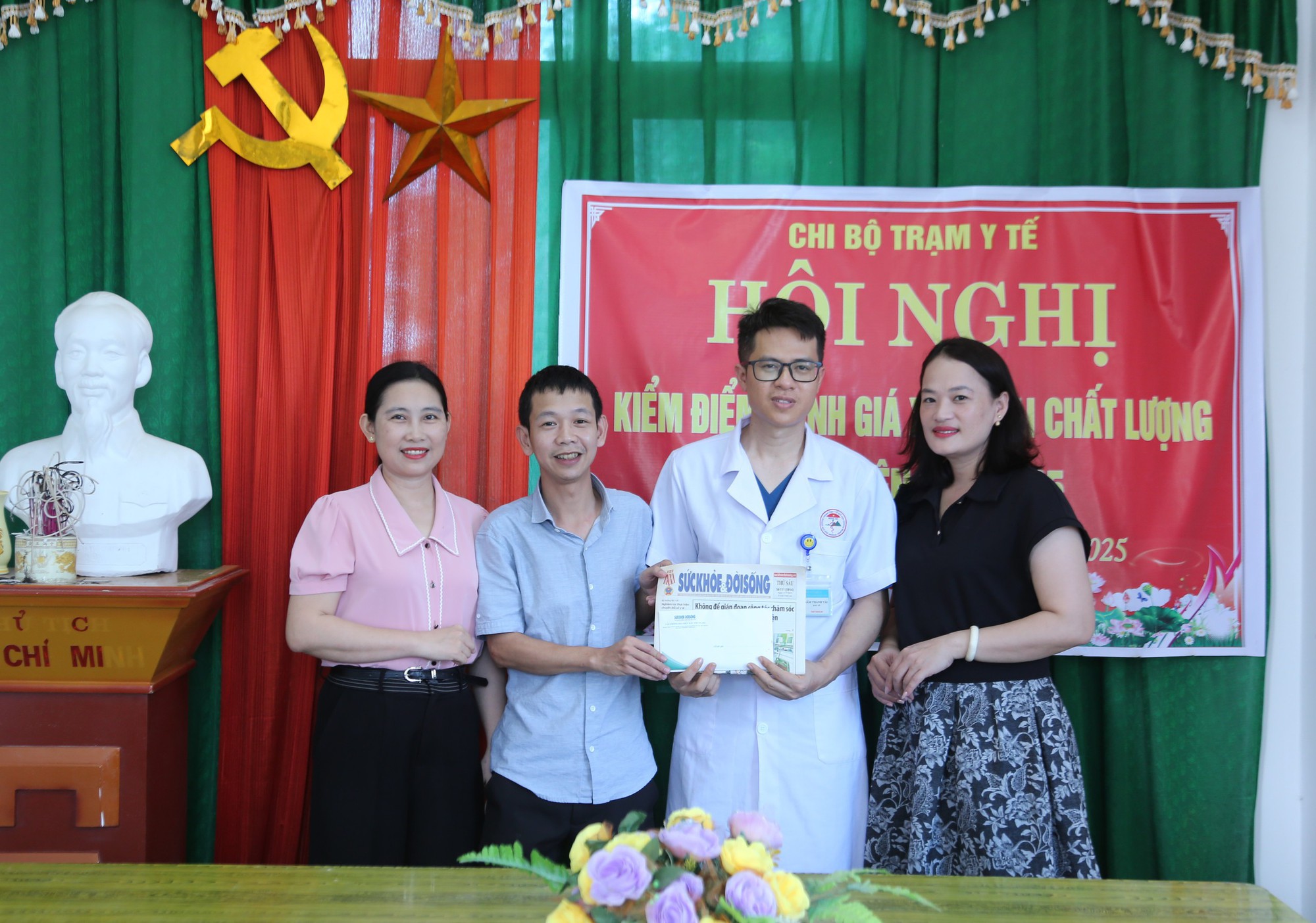Trao hơn 15,7 triệu đồng tới gia đình bác sĩ trẻ mắc suy thận giai đoạn cuối- Ảnh 1. Trao hơn 15,7 triệu đồng tới gia đình bác sĩ trẻ mắc suy thận giai đoạn cuối- Ảnh 1.
