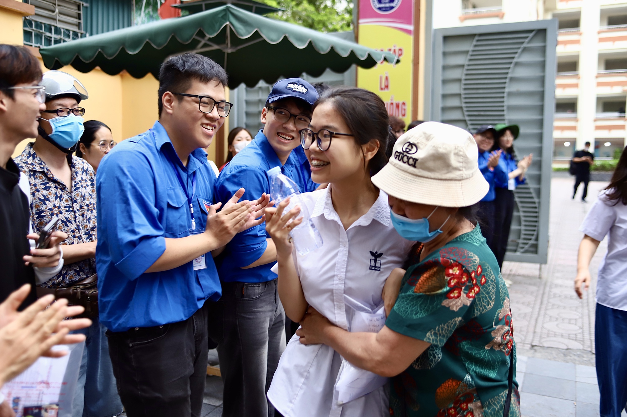 Cha mẹ đồng hành cùng sĩ tử: 'Điểm số không quan trọng bằng việc con trưởng thành'- Ảnh 10.