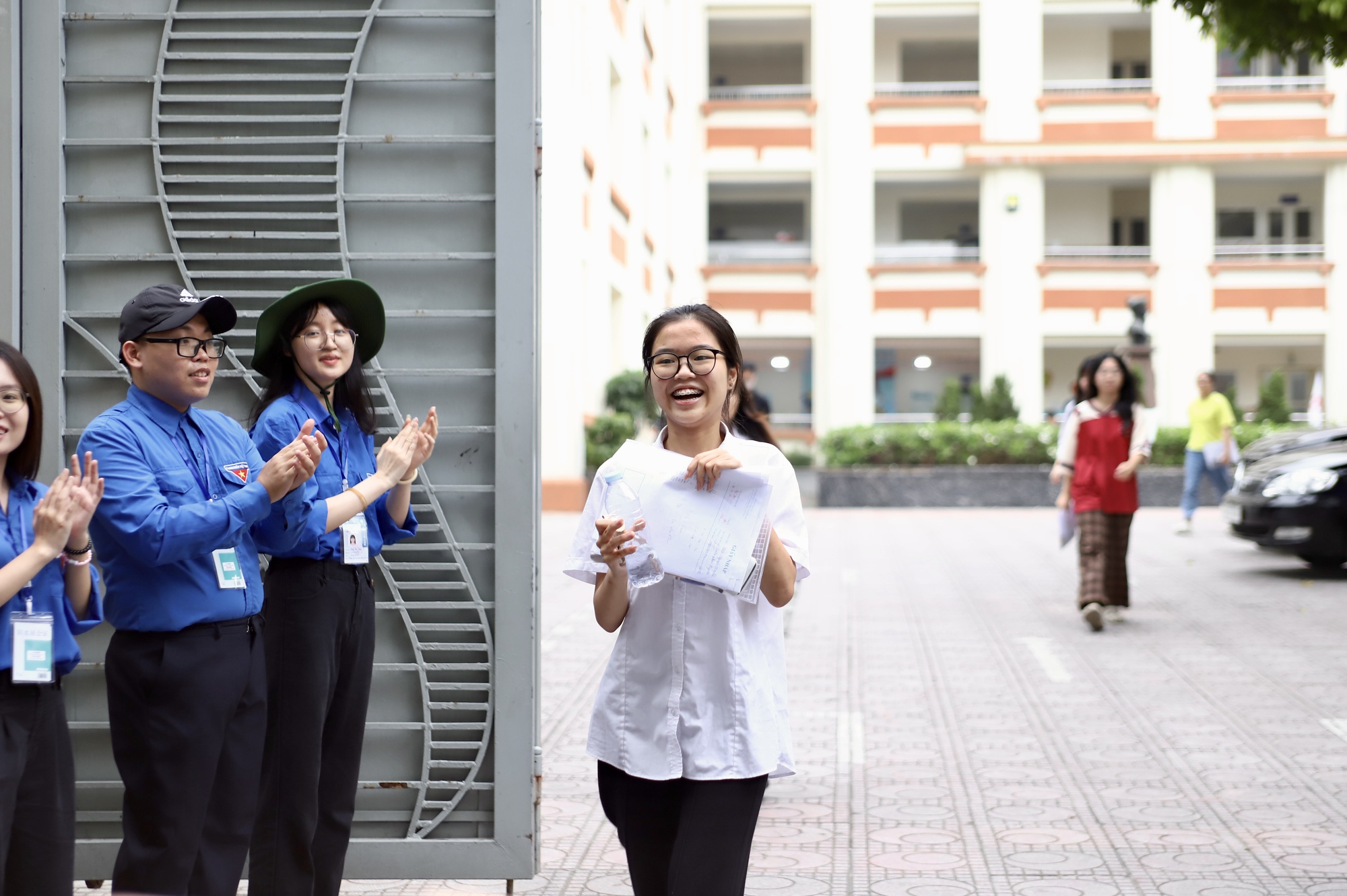 Sau môn thi cuối cùng, sinh viên tình nguyện gửi lời động viên tới hàng nghìn sĩ tử- Ảnh 4.