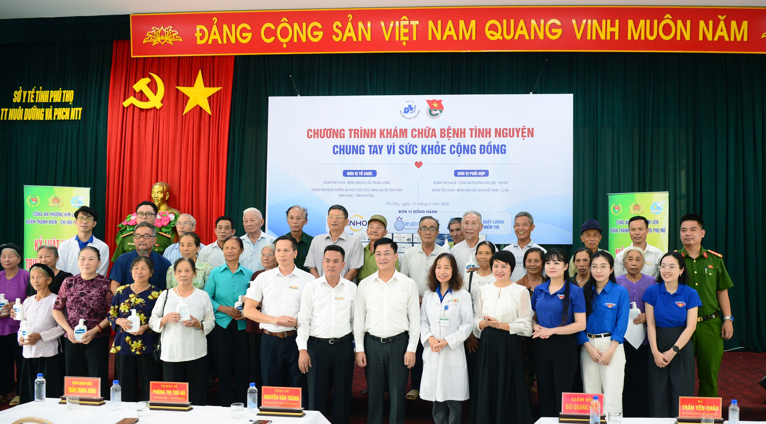 Mang yêu thương đến ‘mái nhà chung’ của gần 300 người bệnh tâm thần - Ảnh 2.