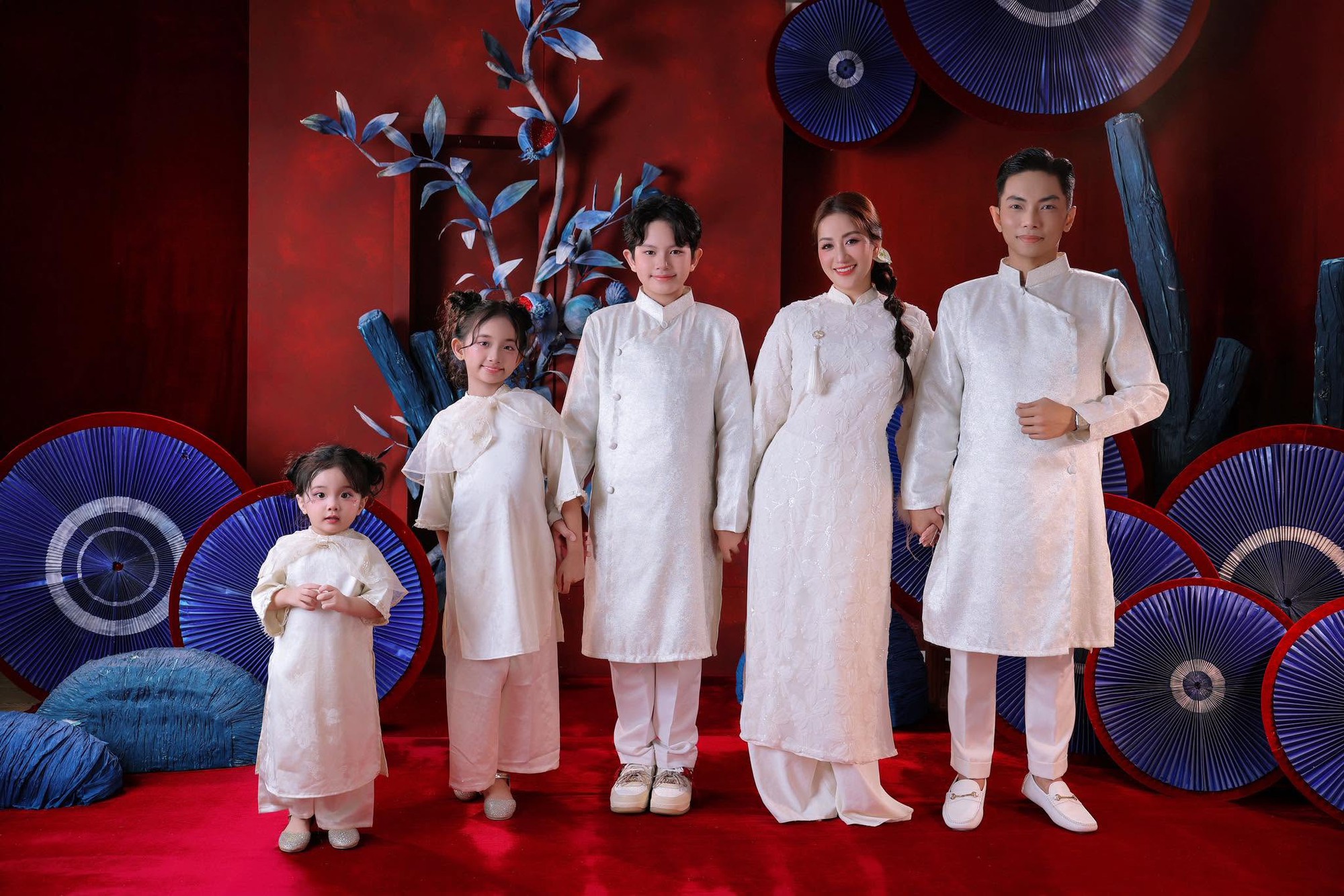 Phan Hiển khoe ảnh gia đình: '4 ngôi sao may mắn của tôi'- Ảnh 3. Phan Hiển khoe ảnh gia đình: '4 ngôi sao may mắn của tôi'- Ảnh 3.