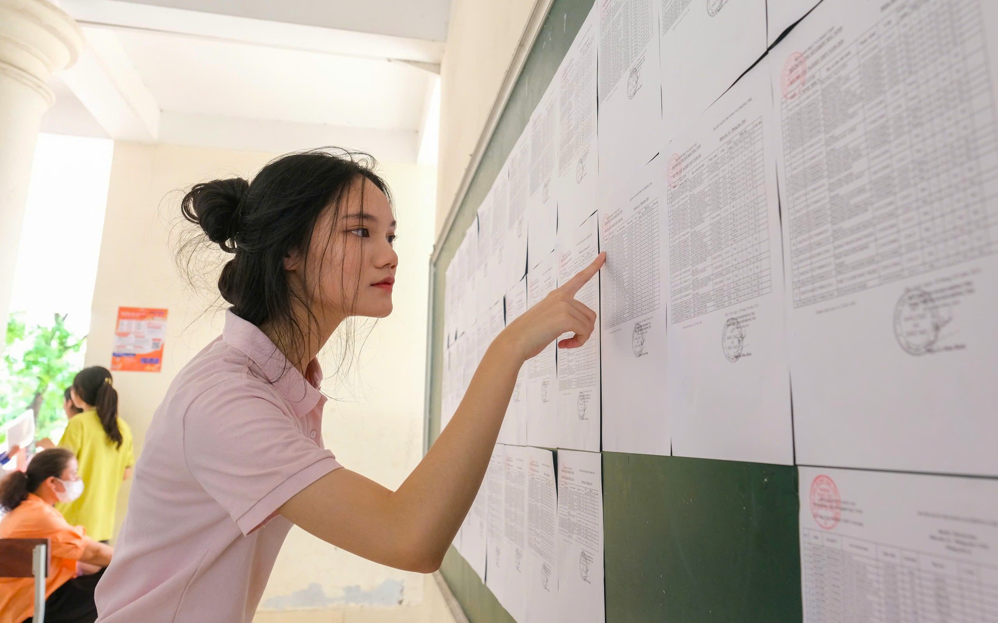 Cha mẹ đồng hành cùng sĩ tử: 'Điểm số không quan trọng bằng việc con trưởng thành'- Ảnh 1.