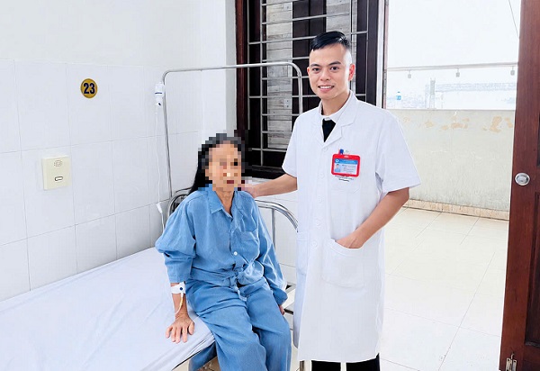 Uống thuốc nam hơn 10 năm, cụ bà mang khối sỏi thận khổng lồ như ‘củ gừng’- Ảnh 1. Uống thuốc nam hơn 10 năm, cụ bà mang khối sỏi thận khổng lồ như ‘củ gừng’- Ảnh 1.