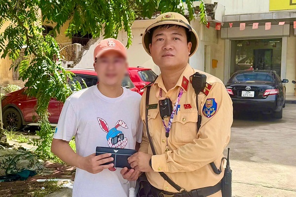 Đánh rơi ví chứa gần 30 triệu trên đường, người đàn ông ở Hà Nội bất ngờ nhận lại sau chưa đầy 2 giờ- Ảnh 1. Đánh rơi ví chứa gần 30 triệu trên đường, người đàn ông ở Hà Nội bất ngờ nhận lại sau chưa đầy 2 giờ- Ảnh 1.
