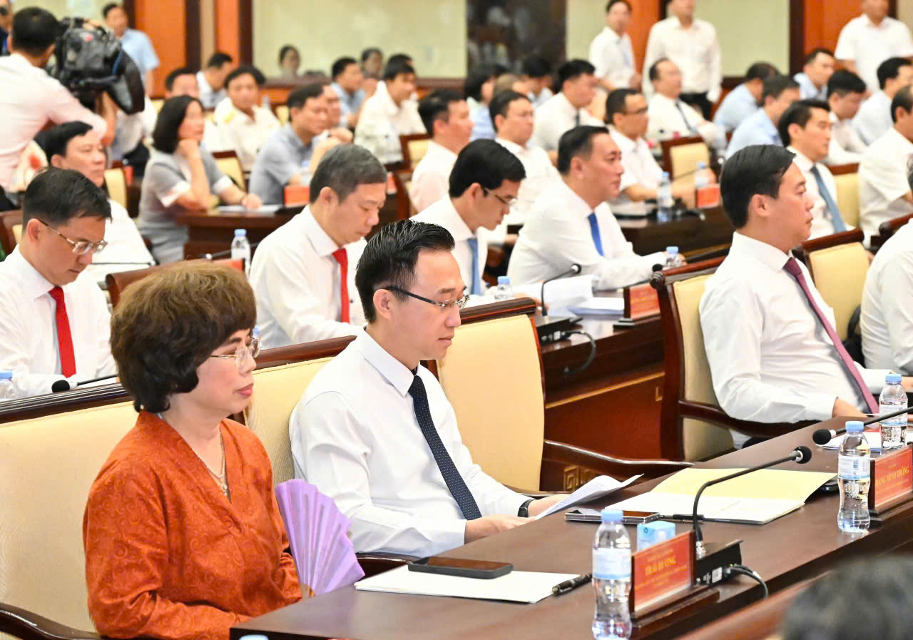 Gallery - Anh hùng Lao động Thái Hương: Tăng trưởng hai con số phải được xây dựng trên nền tảng sức khỏe của nhân dân - image 2