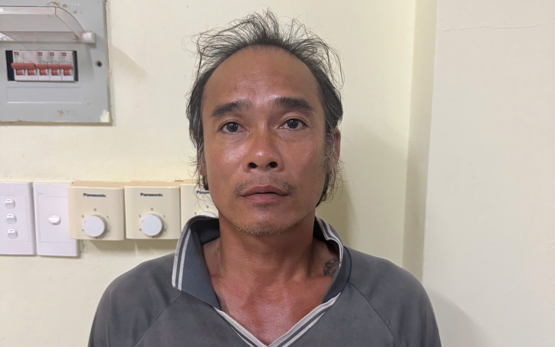 Nam thanh niên vác điếu cày đánh người giữa phố ở Hà Nội bị bắt giữ - Ảnh 2. Nam thanh niên vác điếu cày đánh người giữa phố ở Hà Nội bị bắt giữ - Ảnh 2.