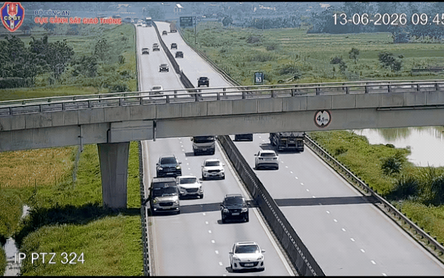 Tài xế mất 13 triệu đồng, trừ 6 điểm GPLX vì "chiều khách" trên cao tốc- Ảnh 2. Tài xế mất 13 triệu đồng, trừ 6 điểm GPLX vì "chiều khách" trên cao tốc- Ảnh 2.