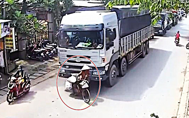 Cục CSGT cảnh báo những tình huống nhiều gia đình sống sát đường giao thông có thể gặp phải- Ảnh 1. Cục CSGT cảnh báo những tình huống nhiều gia đình sống sát đường giao thông có thể gặp phải- Ảnh 1.