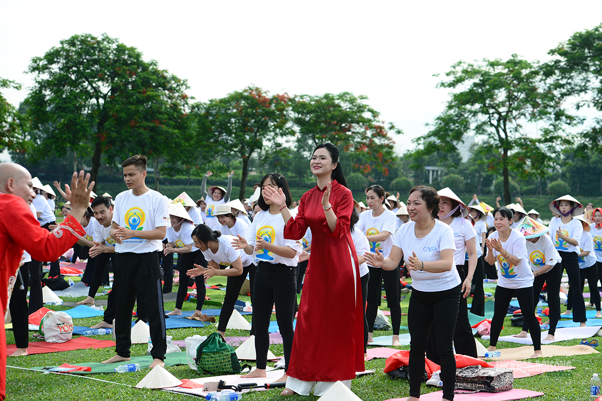 Hà Nội tổ chức ngày Quốc tế Yoga 2026 với 1 . 500 Người đồng diễn tại Công viên Yên Sở - Ảnh 8. Hà Nội tổ chức ngày Quốc tế Yoga 2026 với 1 . 500 Người đồng diễn tại Công viên Yên Sở - Ảnh 8.