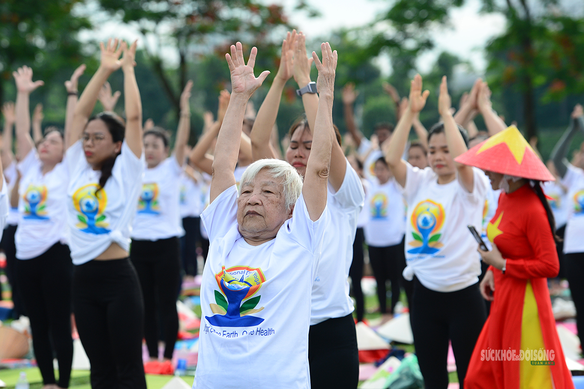 Hà Nội tổ chức ngày Quốc tế Yoga 2026 với 1 . 500 Người đồng diễn tại Công viên Yên Sở - Ảnh 4. Hà Nội tổ chức ngày Quốc tế Yoga 2026 với 1 . 500 Người đồng diễn tại Công viên Yên Sở - Ảnh 4.