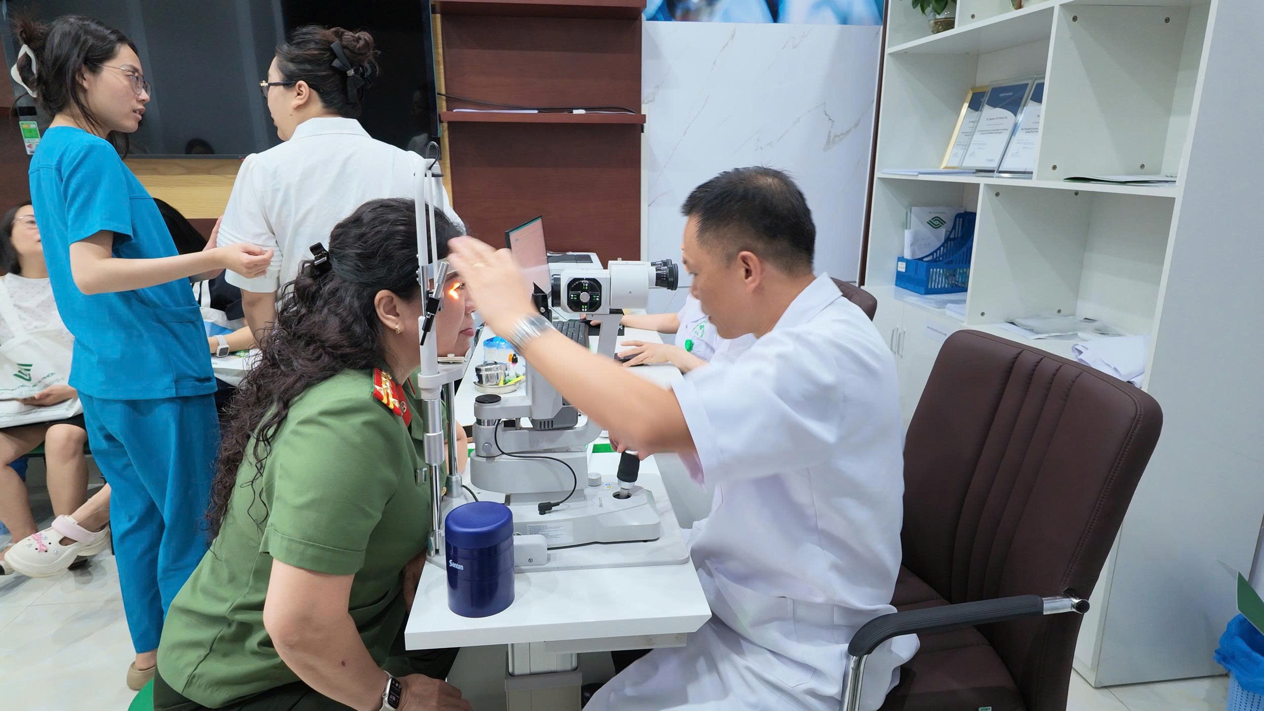 Gần 100 nhà báo, phóng viên được khám, chăm sóc mắt miễn phí- Ảnh 6. Gần 100 nhà báo, phóng viên được khám, chăm sóc mắt miễn phí- Ảnh 6.