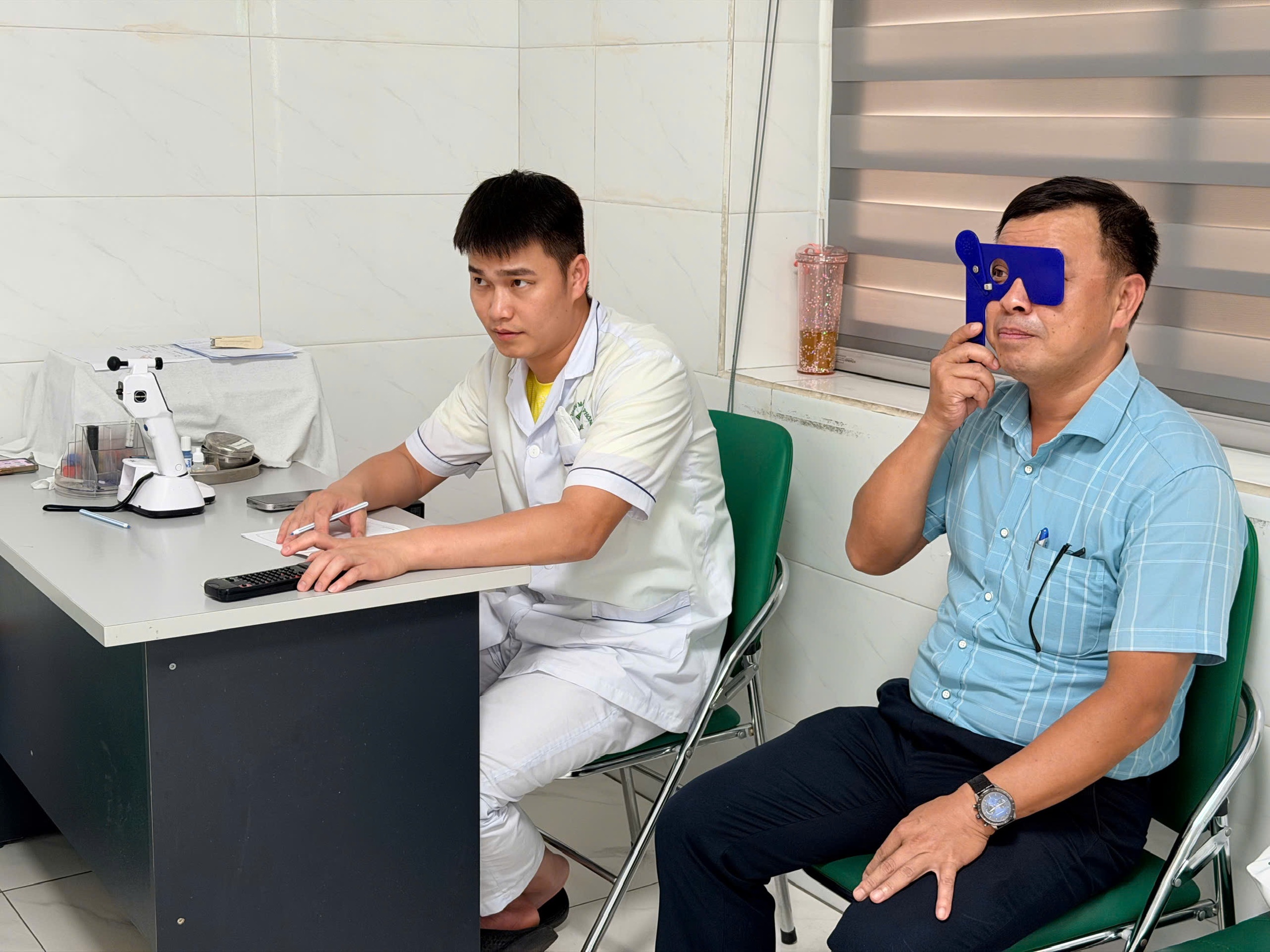 Gần 100 nhà báo, phóng viên được khám, chăm sóc mắt miễn phí- Ảnh 2. Gần 100 nhà báo, phóng viên được khám, chăm sóc mắt miễn phí- Ảnh 2.