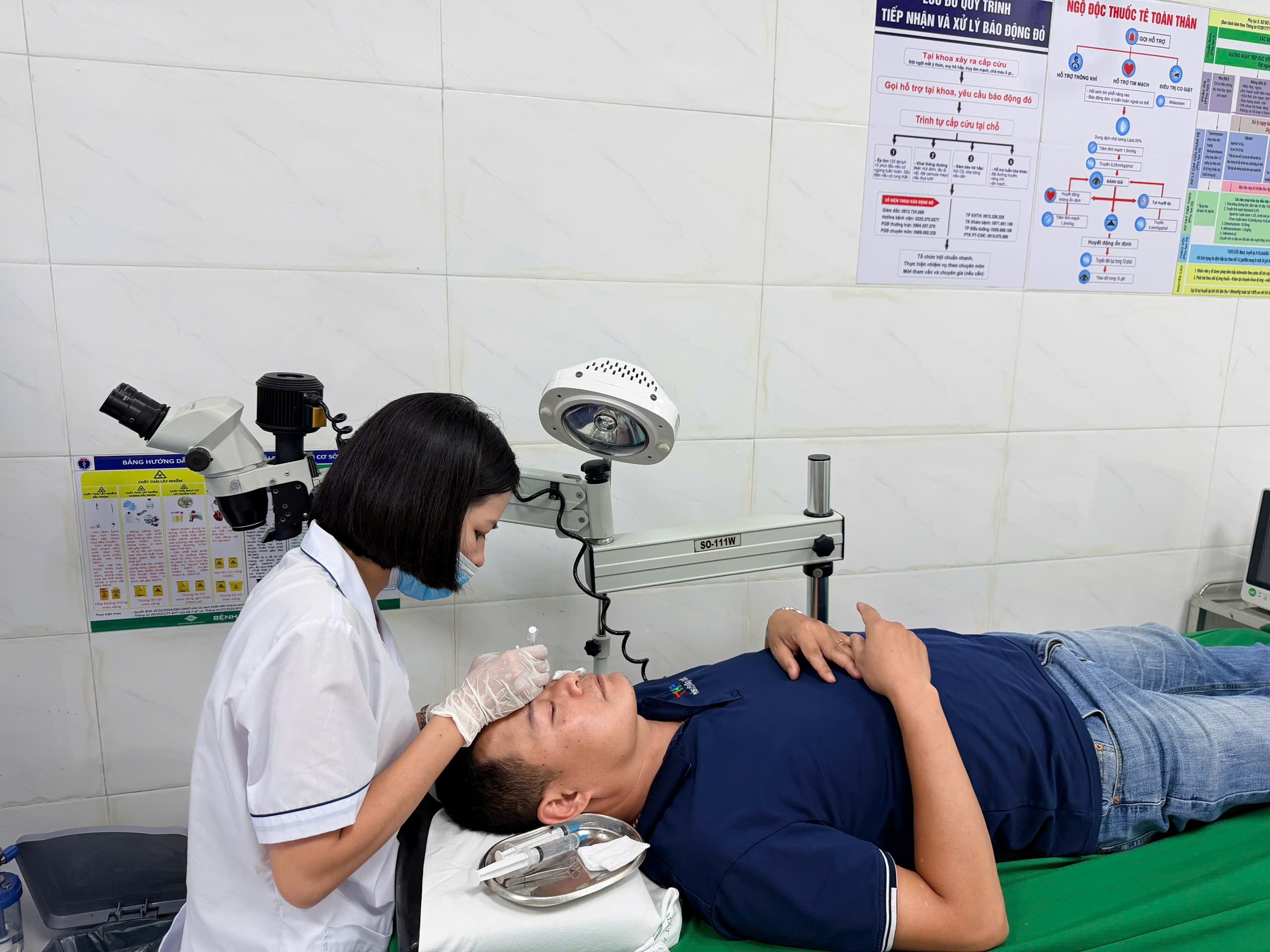Gần 100 nhà báo, phóng viên được khám, chăm sóc mắt miễn phí- Ảnh 5. Gần 100 nhà báo, phóng viên được khám, chăm sóc mắt miễn phí- Ảnh 5.