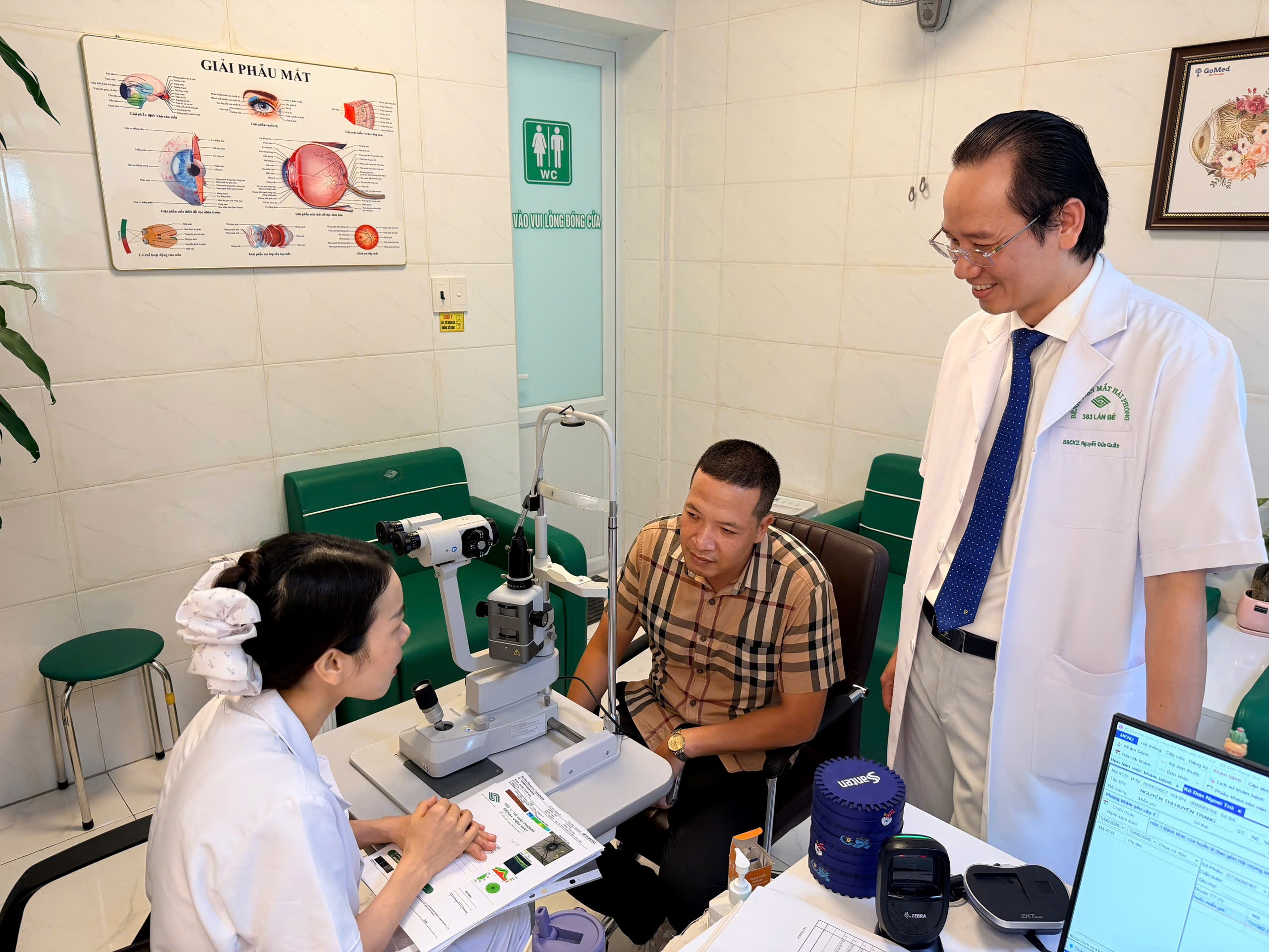 Gần 100 nhà báo, phóng viên được khám, chăm sóc mắt miễn phí- Ảnh 3. Gần 100 nhà báo, phóng viên được khám, chăm sóc mắt miễn phí- Ảnh 3.