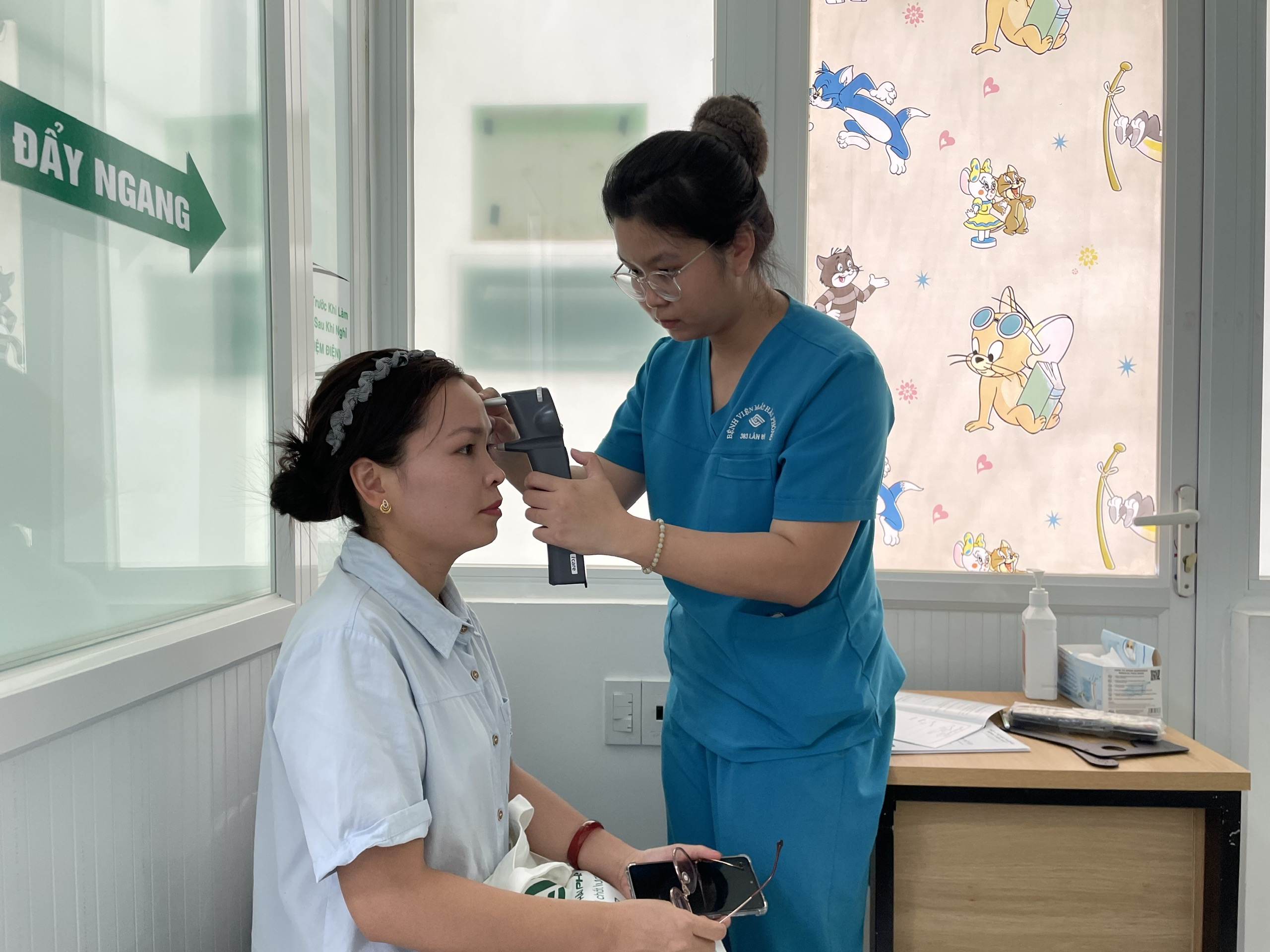 Gần 100 nhà báo, phóng viên được khám, chăm sóc mắt miễn phí- Ảnh 4. Gần 100 nhà báo, phóng viên được khám, chăm sóc mắt miễn phí- Ảnh 4.