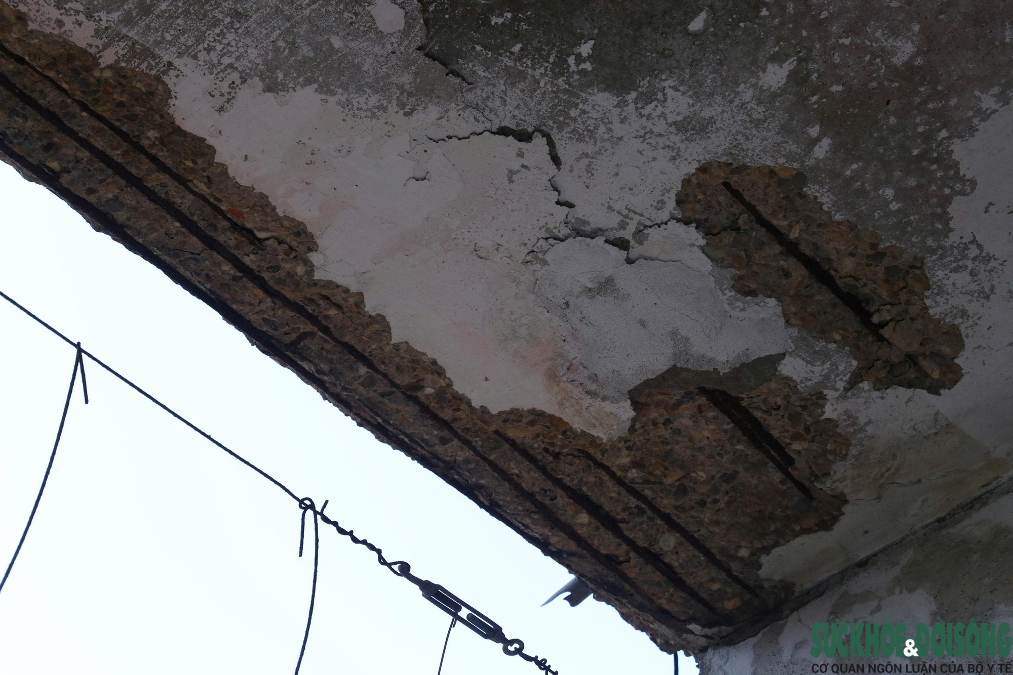 Lan can rơi trong đêm, hàng trăm hộ dân thấp thỏm chờ rời chung cư cũ- Ảnh 7. Lan can rơi trong đêm, hàng trăm hộ dân thấp thỏm chờ rời chung cư cũ- Ảnh 7.