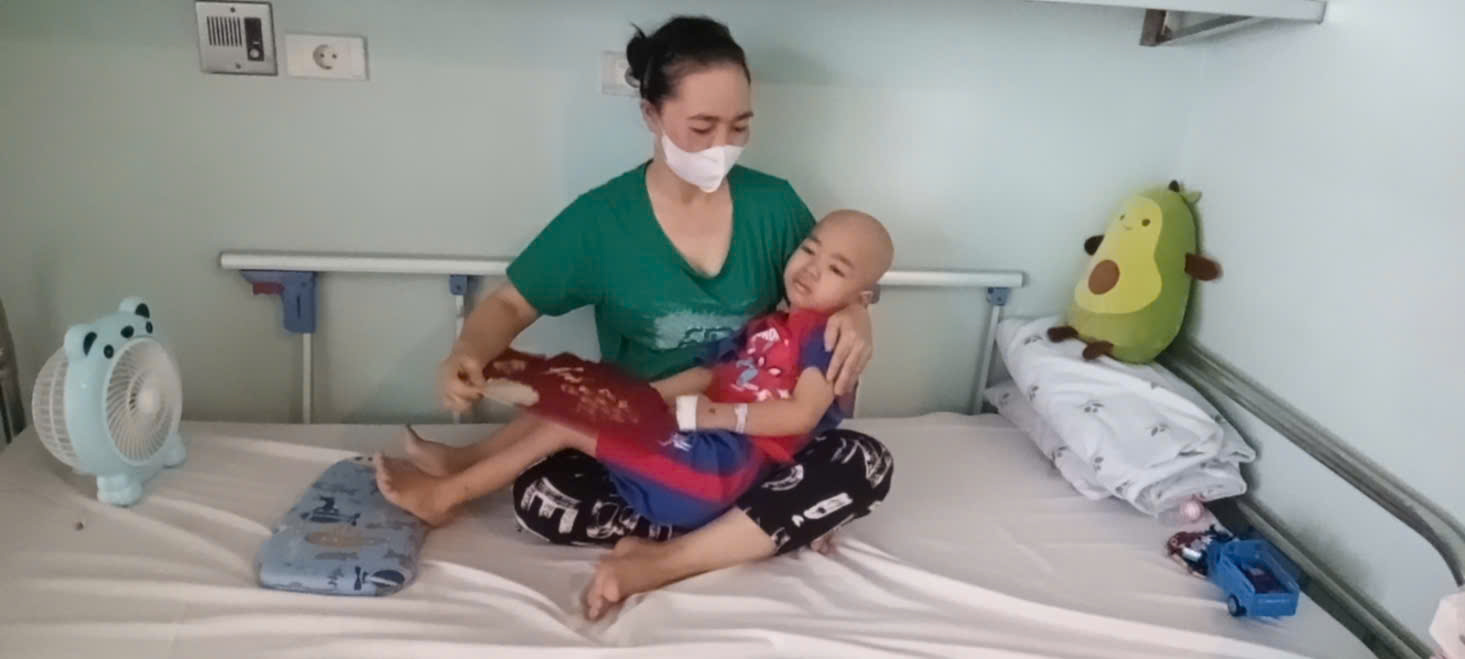 'Cả đời tôi chỉ biết đầu tắt mặt tối, giờ 2 con bệnh nặng không biết lấy gì cứu con'- Ảnh 2.