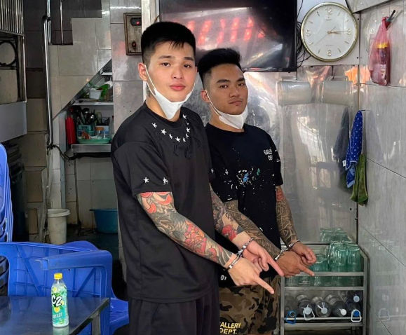 Cầm điếu cày đánh người giữa phố ở Hà Nội: Đối tượng thứ 2 ra đầu thú- Ảnh 1. Cầm điếu cày đánh người giữa phố ở Hà Nội: Đối tượng thứ 2 ra đầu thú- Ảnh 1.