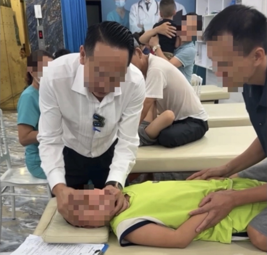 Gallery - Sự thật về 'tiến sĩ nắn chỉnh xương' ở Y Đức Vương giúp trẻ 'không nói được thành nói được' - image 12