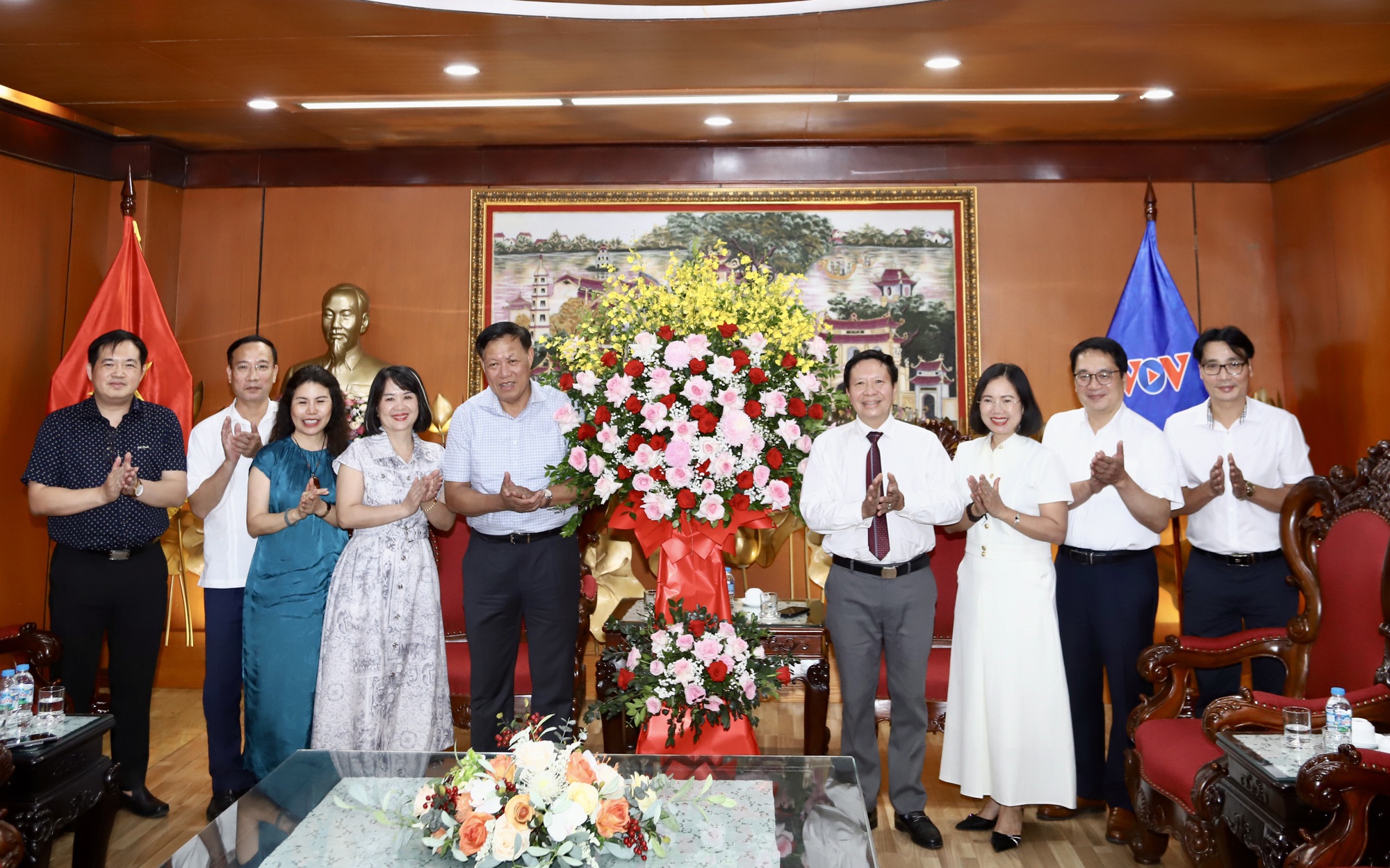 Thứ trưởng Bộ Y tế Đỗ Xuân Tuyên chúc mừng Báo Tiền Phong nhân dịp 101 năm Ngày Báo chí Cách mạng Việt Nam - Ảnh 1.