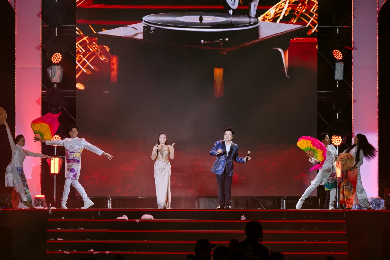 'Sound of Love' thắp sáng đêm nghệ thuật giữa lòng Danko Center- Ảnh 4. 'Sound of Love' thắp sáng đêm nghệ thuật giữa lòng Danko Center- Ảnh 4.