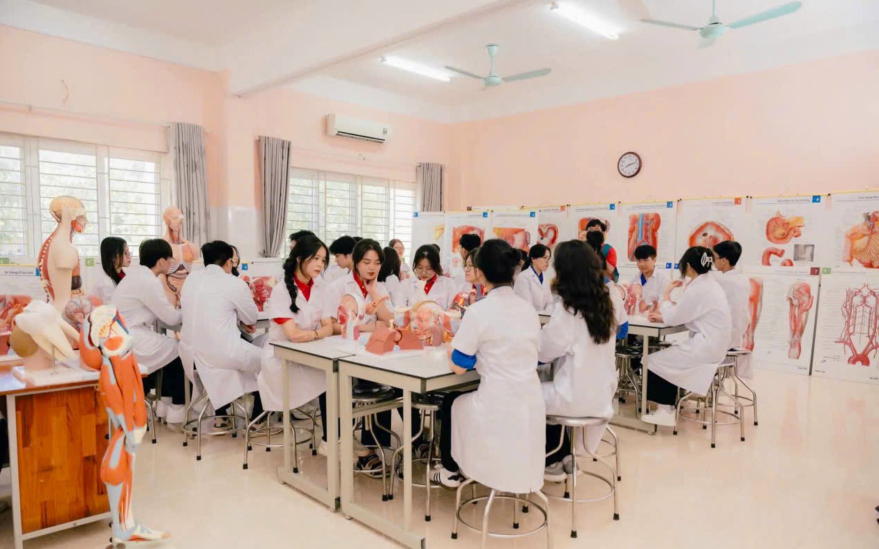 Đại học Y Hà Nội ghi bước tiến lịch sử khi lọt top 1.000 đại học tốt nhất thế giới- Ảnh 3. Đại học Y Hà Nội ghi bước tiến lịch sử khi lọt top 1.000 đại học tốt nhất thế giới- Ảnh 3.