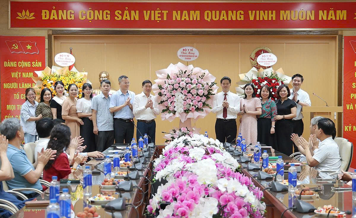Lãnh đạo Bộ Y tế gặp mặt, chúc mừng các cơ quan báo chí, truyền thông của ngành nhân Kỷ niệm 101 năm Ngày Báo chí cách mạng Việt Nam
- Ảnh 5. Lãnh đạo Bộ Y tế gặp mặt, chúc mừng các cơ quan báo chí, truyền thông của ngành nhân Kỷ niệm 101 năm Ngày Báo chí cách mạng Việt Nam
- Ảnh 5.
