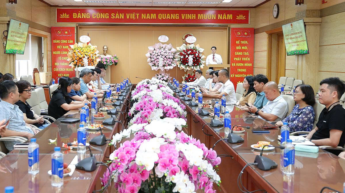 Lãnh đạo Bộ Y tế gặp mặt, chúc mừng các cơ quan báo chí, truyền thông của ngành nhân Kỷ niệm 101 năm Ngày Báo chí cách mạng Việt Nam
- Ảnh 2. Lãnh đạo Bộ Y tế gặp mặt, chúc mừng các cơ quan báo chí, truyền thông của ngành nhân Kỷ niệm 101 năm Ngày Báo chí cách mạng Việt Nam
- Ảnh 2.