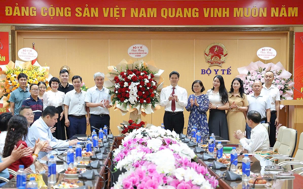 Thứ trưởng Bộ Y tế Đỗ Xuân Tuyên chúc mừng Tạp chí Gia đình Việt Nam nhân dịp 101 năm Ngày Báo chí Cách mạng Việt Nam - Ảnh 1.