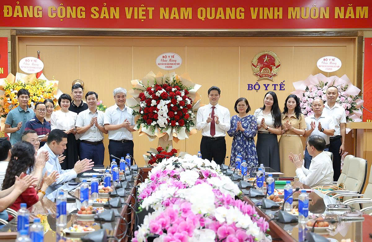 Lãnh đạo Bộ Y tế gặp mặt, chúc mừng các cơ quan báo chí, truyền thông của ngành nhân Kỷ niệm 101 năm Ngày Báo chí cách mạng Việt Nam
- Ảnh 6. Lãnh đạo Bộ Y tế gặp mặt, chúc mừng các cơ quan báo chí, truyền thông của ngành nhân Kỷ niệm 101 năm Ngày Báo chí cách mạng Việt Nam
- Ảnh 6.