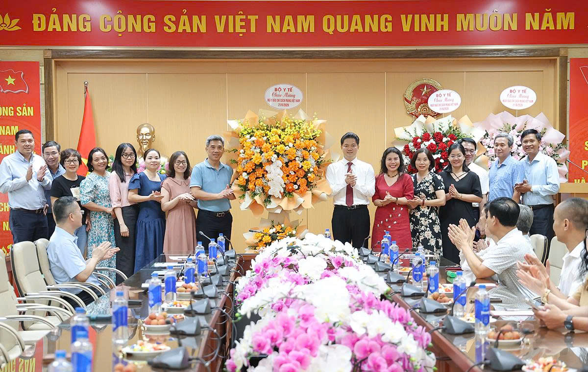 Lãnh đạo Bộ Y tế gặp mặt, chúc mừng các cơ quan báo chí, truyền thông của ngành nhân Kỷ niệm 101 năm Ngày Báo chí cách mạng Việt Nam
- Ảnh 7. Lãnh đạo Bộ Y tế gặp mặt, chúc mừng các cơ quan báo chí, truyền thông của ngành nhân Kỷ niệm 101 năm Ngày Báo chí cách mạng Việt Nam
- Ảnh 7.