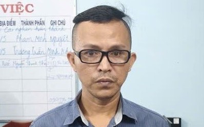 Tịch thu xe mô tô lần thứ 2 của thanh niên mặc trang phục dân quân tự vệ bốc đầu xe trên đường - Ảnh 2.