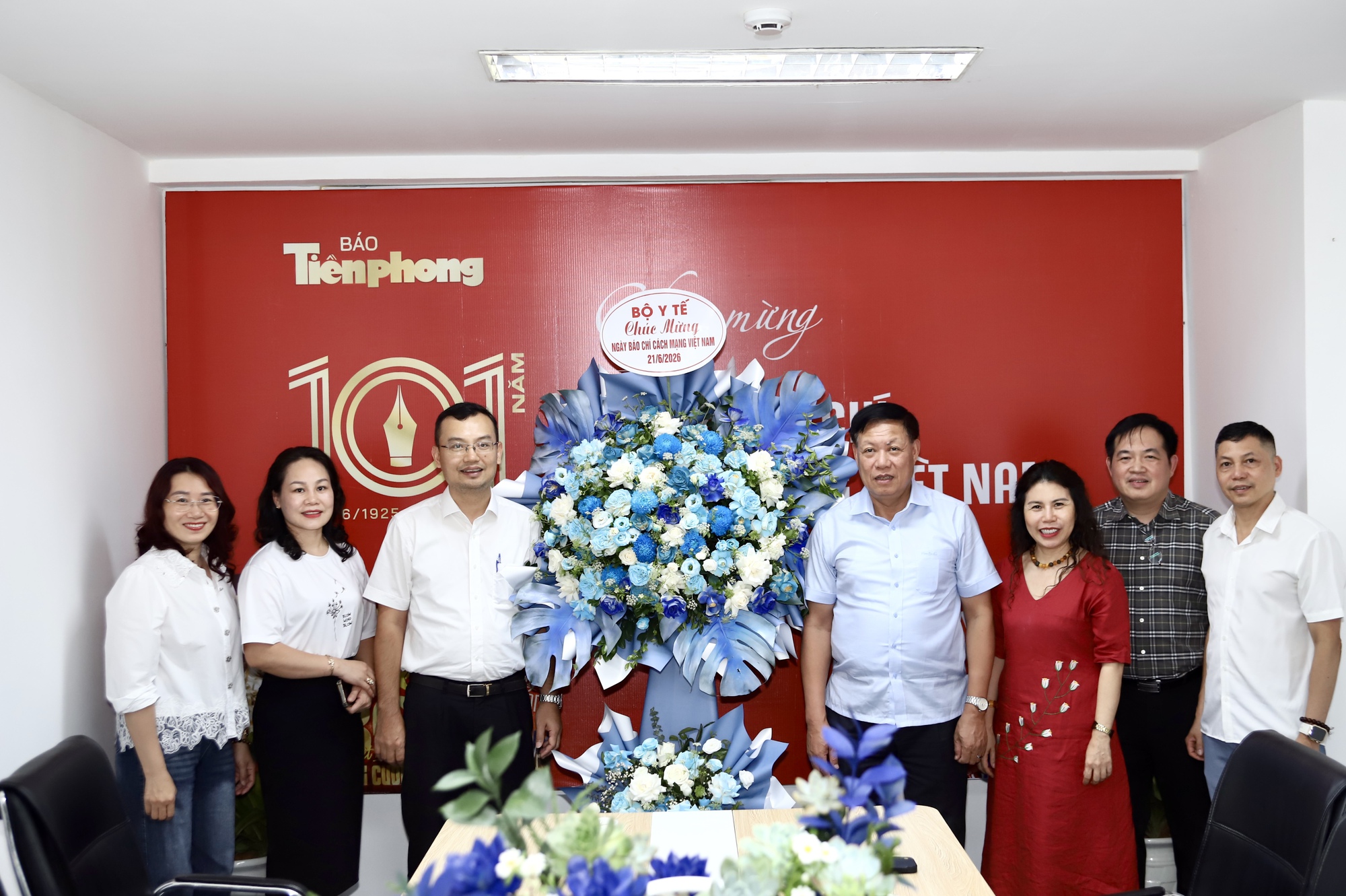 Thứ trưởng Bộ Y tế Đỗ Xuân Tuyên chúc mừng Báo Tiền Phong nhân dịp 101 năm Ngày Báo chí Cách mạng Việt Nam - Ảnh 1.