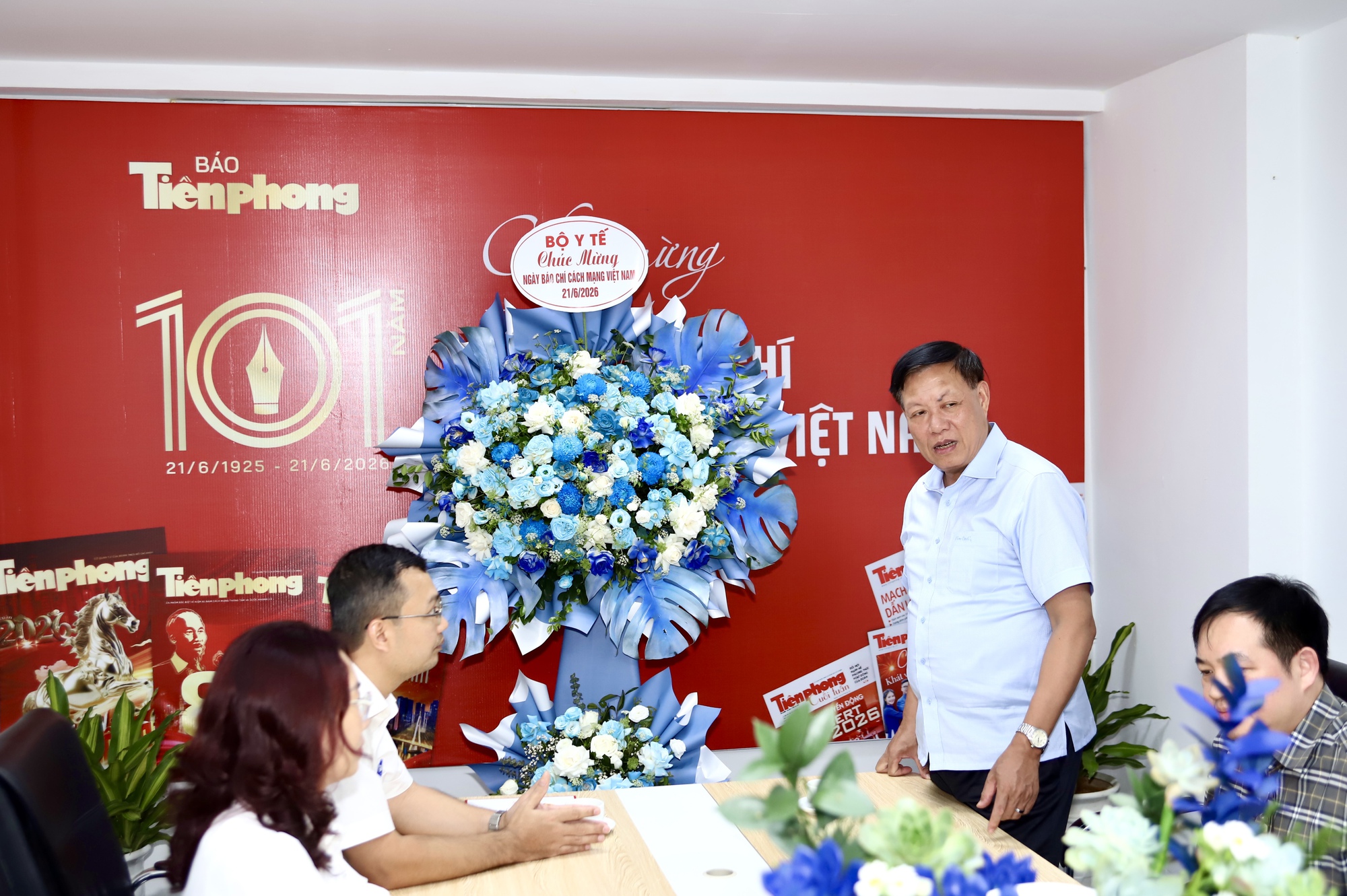 Thứ trưởng Bộ Y tế Đỗ Xuân Tuyên chúc mừng Báo Tiền Phong nhân dịp 101 năm Ngày Báo chí Cách mạng Việt Nam - Ảnh 2.