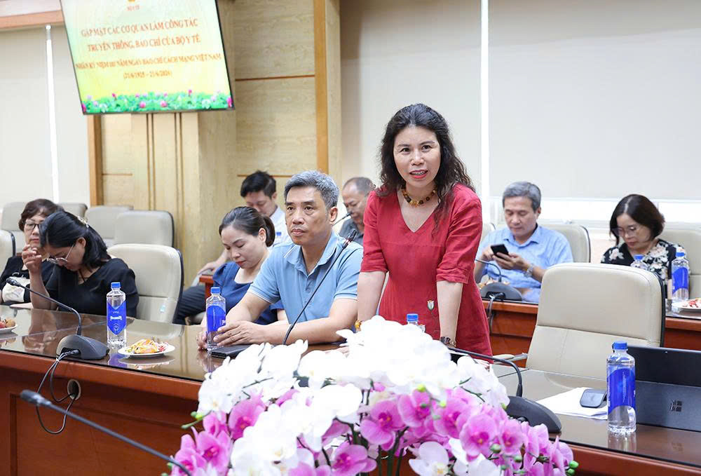 Lãnh đạo Bộ Y tế gặp mặt, chúc mừng các cơ quan báo chí, truyền thông của ngành nhân Kỷ niệm 101 năm Ngày Báo chí cách mạng Việt Nam
- Ảnh 4. Lãnh đạo Bộ Y tế gặp mặt, chúc mừng các cơ quan báo chí, truyền thông của ngành nhân Kỷ niệm 101 năm Ngày Báo chí cách mạng Việt Nam
- Ảnh 4.