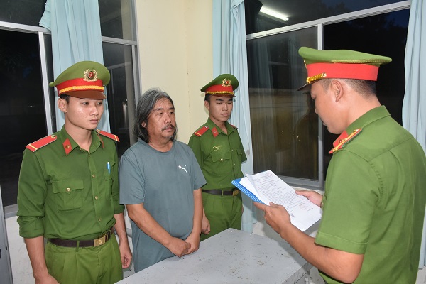 Khởi tố, bắt tạm giam Trần Ngọc Lynh do phóng hỏa đốt nhà làm 2 người tử vong- Ảnh 1. Khởi tố, bắt tạm giam Trần Ngọc Lynh do phóng hỏa đốt nhà làm 2 người tử vong- Ảnh 1.