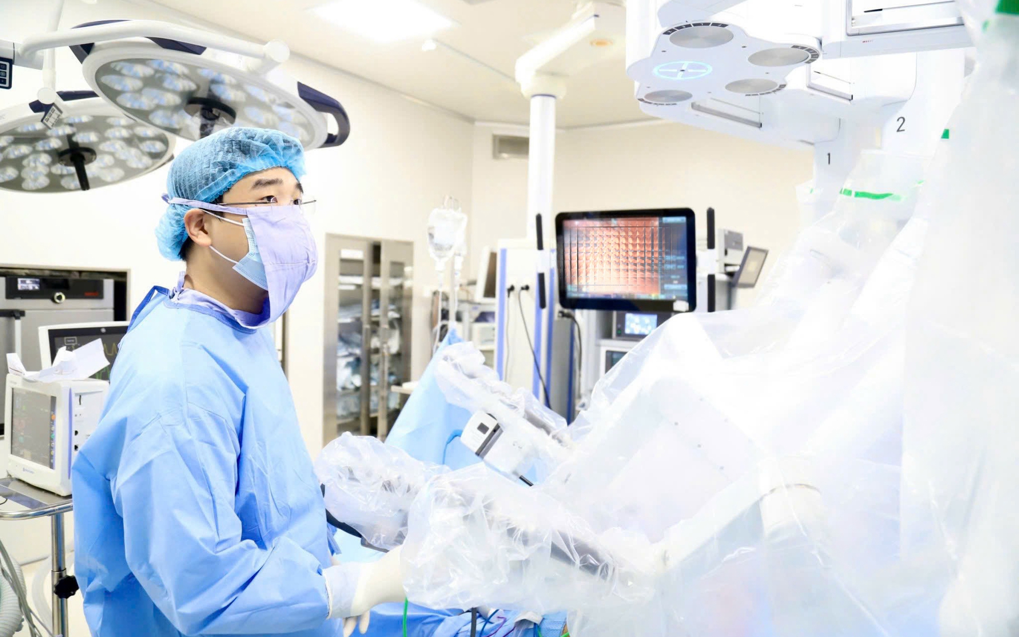 Bước tiến mới trong điều trị ung thư xương trẻ em: Thay khớp tăng trưởng nhân tạo cho bệnh nhi 6 tuổi- Ảnh 3. Bước tiến mới trong điều trị ung thư xương trẻ em: Thay khớp tăng trưởng nhân tạo cho bệnh nhi 6 tuổi- Ảnh 3.